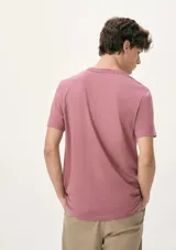 Camiseta manga corta color ladrillo, con cuello en V.