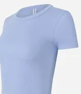 Blusa verde oscuro de algodón acanalado, corte ajustado y cuello redondo.