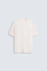 Camiseta color rosa claro de punto tejido en hilatura de algodón, corte recto, cuello redondo y manga corta con terminación en rib.