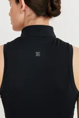 Vestido corto negro de cuello alto, sin mangas y con cierre frontal. Incluye short interno con bolsillo.
