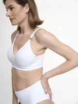 Bombacha tiro alto de microfibra color negro.