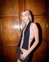 Top negro con escote halter y corte irregular.