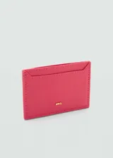 Porta documentos color fucsia con efecto safiano y logo en relieve. Tiene múltiples ranuras para tarjetas y costuras decorativas.
