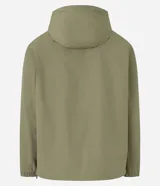Campera rompevientos color verde oliva, con capucha ajustable con cordón, cierre frontal con cremallera, bolsillos laterales con cremallera y puños elásticos.