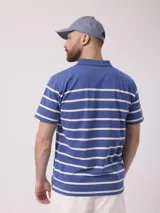 Remera de hombre blanca con rayas horizontales color marrón claro, cuello polo y mangas cortas.