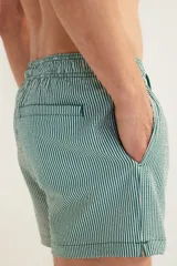 Short de baño de sirsaca a rayas verticales verdes y blancas, con aberturas laterales cortas, elástico y cordón ajustable en la cintura, bolsillos laterales, bolsillo trasero con cierre autoadherente y suspensor interior de malla.