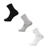 Pack de tres pares de medias deportivas de caña alta, color negro, gris y blanco.