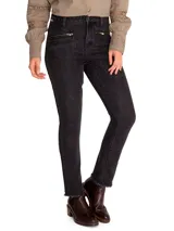 Pantalón de jeans negro de tiro medio, corte skinny, con bolsillos delanteros con cierre y ruedo desflecado.