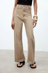 Pantalón de jean azul oscuro, de tiro alto y corte wide leg.