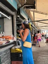 Bandolera pequeña color negro, de material símil cuero, con correa fina y herrajes plateados.