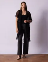 Kimono plateado de gasa plisada con detalles de lurex.