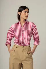 Camisa celeste con rayas verticales blancas, de corte clásico y manga larga.