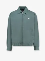 Campera azul con cuello camisero, cierre frontal con cremallera, bolsillos laterales y logo bordado en el pecho.