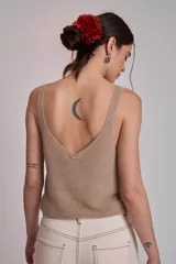 Top de punto color camel con escote en V pronunciado y tirantes anchos.
