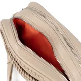 Bandolera rectangular color beige con diseño texturizado en símil cuero. Tiene correa regulable, acceso con cierre, dos compartimentos internos (uno con cierre y otro abierto) y un bolsillo externo con botón imantado. Los herrajes son plateados y el interior es de tela de algodón y poliéster.
