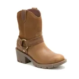 Bota corta de cuero color marrón, con caña media y taco cuadrado. Presenta una correa con hebilla metálica alrededor del tobillo.