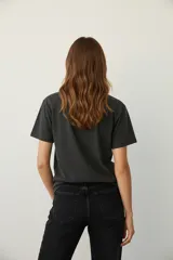 Remera de algodón color marrón topo, corte holgado, con cuello redondo a la base y estampado frontal con un corazón con un rayo y rosas, y texto que dice "SOME TIMES BIG GIRL DAYS ROCK AND ROLL TIMES".