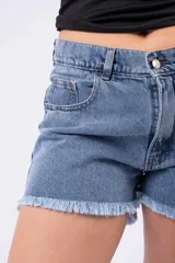Short de jean azul claro, tiro alto, con roturas y terminación deshilachada en el ruedo.