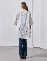Cardigan blanco con calados tipo broderie, de manga 3/4 amplia.