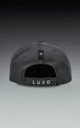 Gorra de béisbol de seis paneles, color gris oscuro o carbón, con visera curva y botón superior.