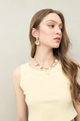 Crop top sin mangas color coral, de cuello redondo y tejido acanalado.