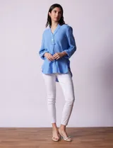 Túnica de algodón celeste con escote en V con botones y detalle de puntilla.
