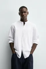 Camisa color beige claro de lino y algodón, corte relaxed fit, cuello mao, manga larga con puños abotonados y cierre frontal con botones. Marca Zara.