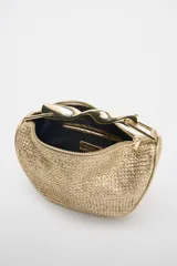 Bolso mini trenzado color dorado, con asa de mano metálica dorada y doble asa bandolera ajustable y extraíble. Tiene forro, bolsillo interior y cierre con cremallera.
