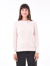 Remera de manga larga color terracota, de tejido de punto acanalado.