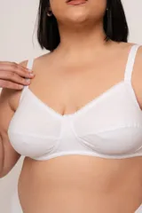 Soutien reductor sin aro, color blanco, confeccionado en algodón elastizado con detalle de puntilla en el escote. Tiene breteles elásticos regulables y broches reforzados en la espalda.