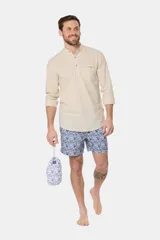 Short de baño azul con estampado floral blanco, cintura elástica con cordón ajustable, dos bolsillos laterales y suspensor de malla fina.