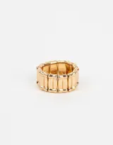 Anillo dorado elástico con eslabones rectangulares.