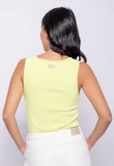 Top de tejido de punto ajustado, color coral, con cut out en el pecho y tirantes anchos.