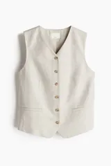 Chaleco de vestir color beige confeccionado en mezcla de lino y viscosa, con cuello en V, cierre de botones, pinzas moldeadoras en la cintura y bolsillos delanteros insertados. Forrado.