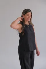Musculosa negra de lino con corte holgado y cuello redondo.