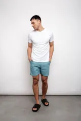 Remera lisa color verde claro, de manga corta y corte regular fit. Confeccionada en algodón.