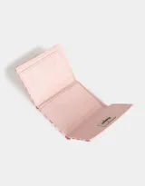 Billetera de cuerina color crema con estampado de pequeñas rosas rosadas, con broche metálico plateado y compartimentos para tarjetas.