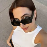 Lentes de sol con diseño rectangular y esquinas suavizadas, montura y lentes negros, con protección UV400.