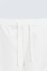 Pantalón azul marino de corte recto, con cintura elástica ajustable con cordón, bolsillos laterales y traseros.