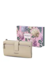 Billetera de mujer color beige, con presilla con broche, correa de mano, tarjeteros internos, monedero con cierre y bolsillo para billetes.