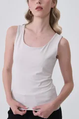 Musculosa negra, ajustada al cuerpo, con escote redondo y sin mangas.