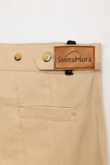 Pantalón gaucho negro, confeccionado en 100% gabardina, ideal para un look cómodo.