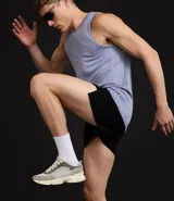 Bermuda deportiva masculina de microfibra, color negro, con corte running y perforaciones. Posee cintura elástica con cordón ajustable.