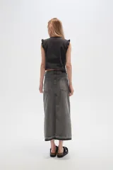 Falda midi de jean celeste con abertura frontal y ruedo desflecado.