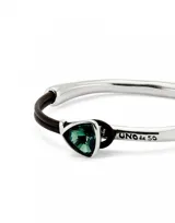 Pulsera rígida de aleación de metales bañada en plata de ley, con cuero marrón y cristal facetado verde en forma de lágrima.