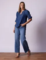 Blusa de lyocell azul, marca Alex & Parker, con cuello a la base y escote en V. Manga ¾ con terminación fruncida.