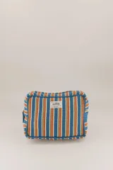 Neceser rectangular con cierre superior, diseño a rayas verticales en tonos azul, naranja y verde.
