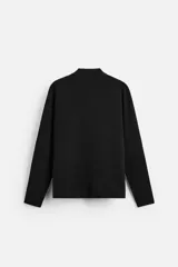 Cárdigan negro de punto de algodón, corte regular, con cuello solapa, manga larga, bolsillo de parche en el pecho y cierre frontal con botones.