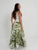 Falda larga de algodón con estampado floral en tonos marrón y blanco. Tiene elástico en la cintura y viene con un cinto de rafia elastizado desmontable.