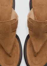 Sandalias marrones de cuero con tira ancha sobre el empeine y taco bajo.